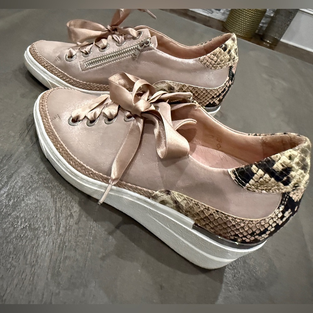 Softwaves Women's wedge Sneakers with Snake Print Accents US sz 7- 7.5